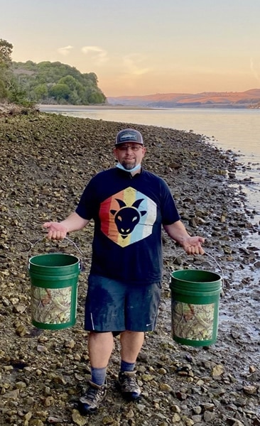 Tony Gozzarino harvesting mussels Tony Gozzarino harvesting mussels